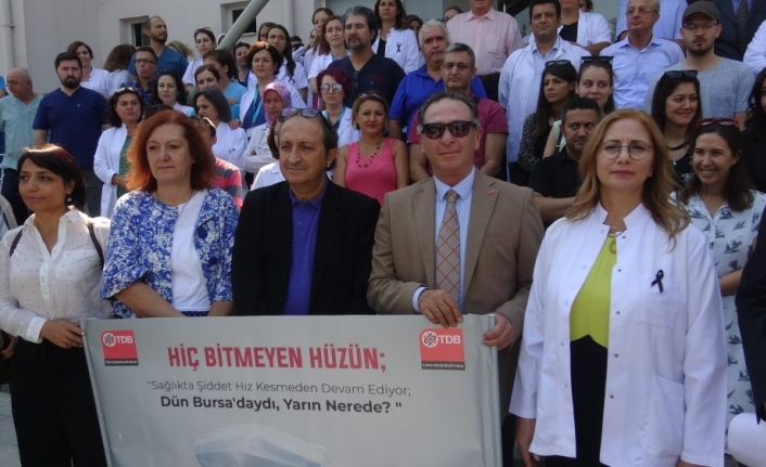 Bıçaklanan doktora meslektaşlarından destek, şiddete tepki