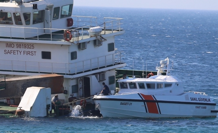Bozcaada’da karaya vuran gemi Sahil Güvenlik tarafından kontrol edildi