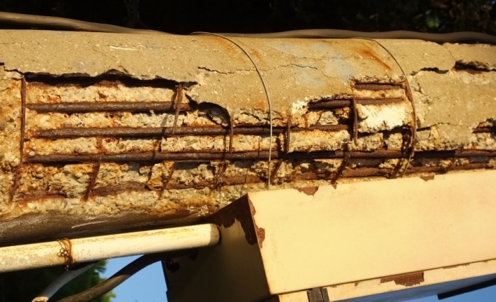 Burhaniye’de eskiyen elektrik direği tehlike saçıyor
