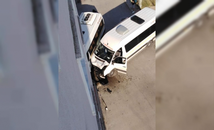 Bursa’da öğrenci servisi kaza yaptı: 4 yaralı