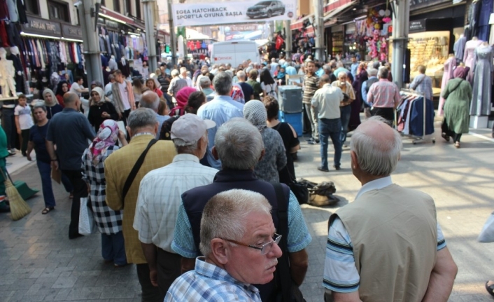 Çarşı esnafı aşure dağıttı