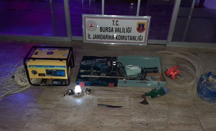 Define ararken jandarmaya yakalandılar