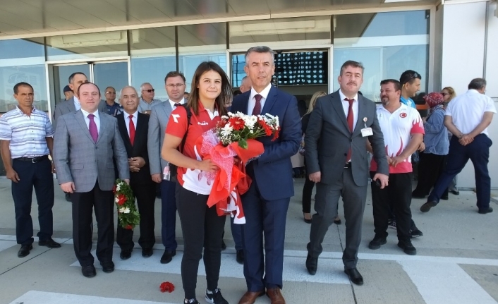 Dünya Şampiyonu Habibe, çiçeklerle karşılandı