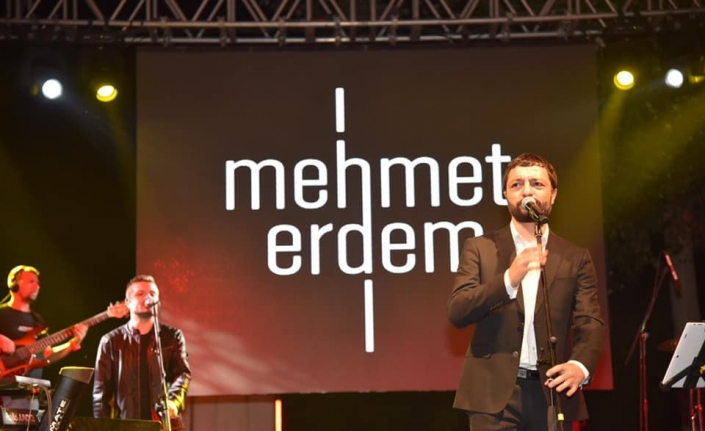 Dursunbey’de Mehmet Erdem ve Aydilge izdihamı