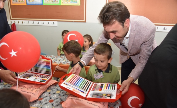 Dursunbey’de öğrencilere kırtasiye seti