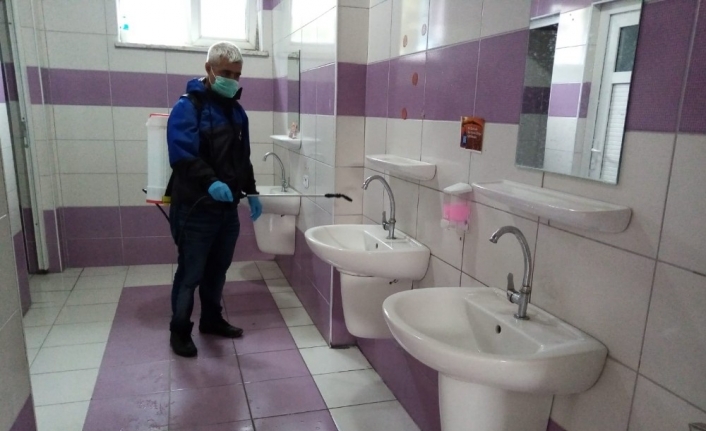 Gemlik Belediyesi okul tuvaletlerini ilâçlıyor