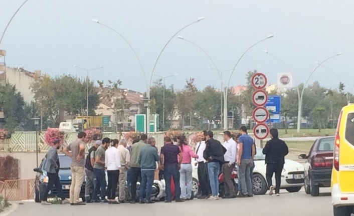 Hafif ticarî araç ile motosiklet böyle çarpıştı: 1 yaralı