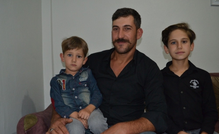 İki kardeşin gözlerinin biri mavi, diğeri kahverengi