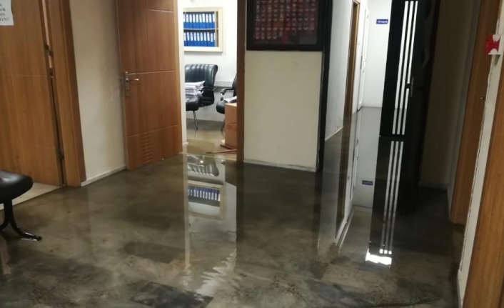 İzmir’de yağışların etkisiyle karakolu su bastı