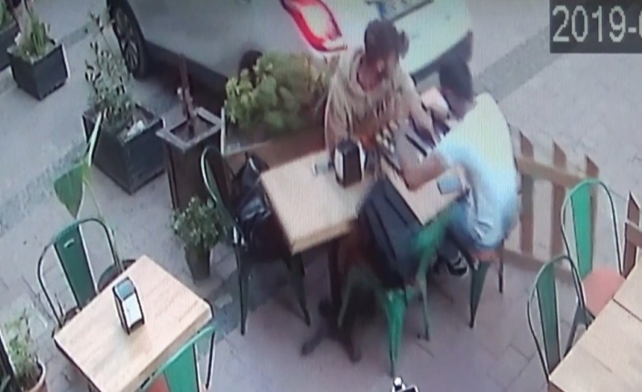 Kafede oturan 2 gence araba çarptı