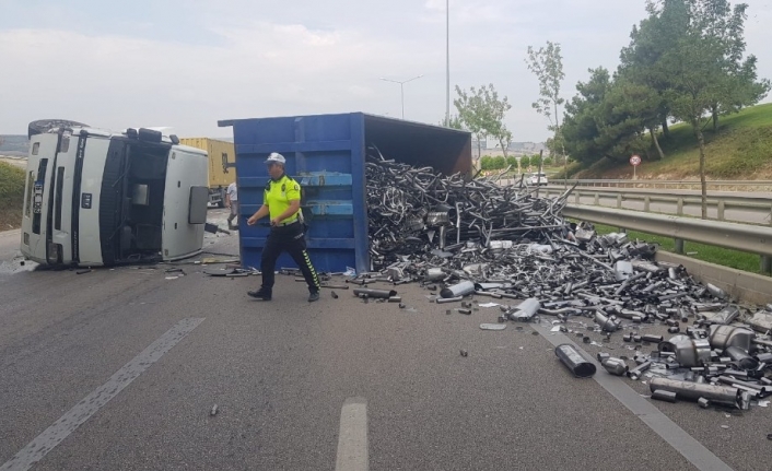 Kamyon devrildi, karayolu egzoz borusu doldu