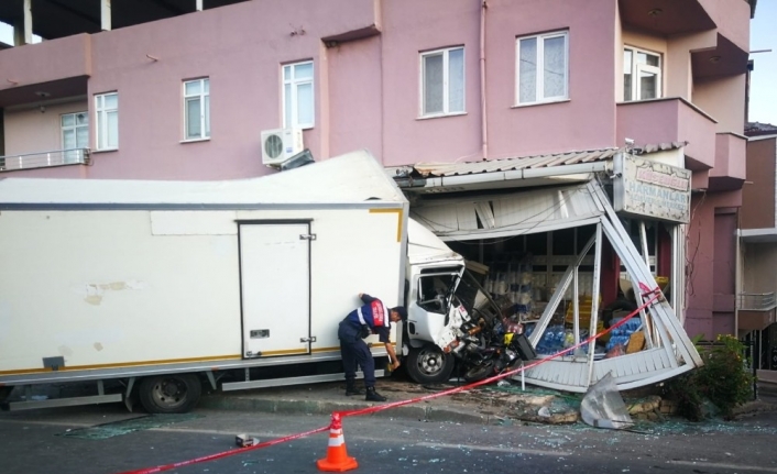 Kamyon yol kenarında bekleyen 5 kişiye çarpıp markete daldı