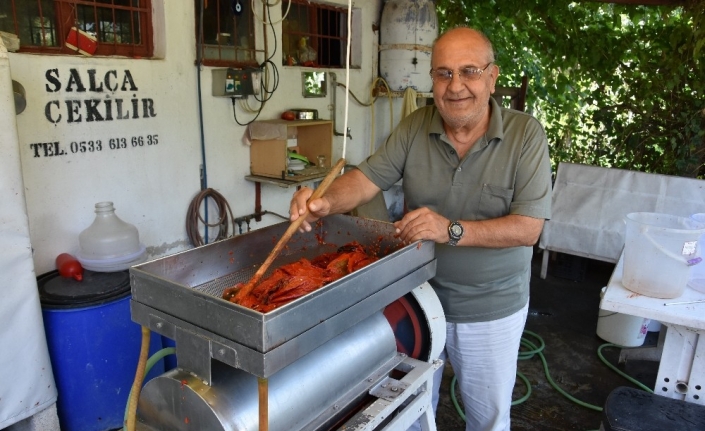 Kendi ürettiği makine ile salça fabrikalarına meydan okuyor