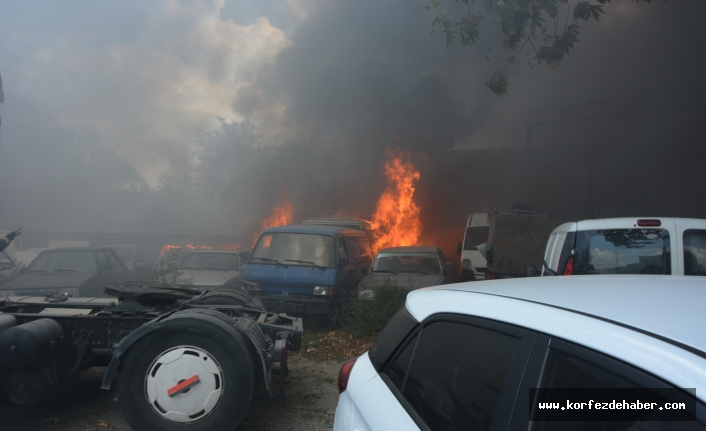 Kullanılmayan otoparkta yangın...Alev alev yanan araçlar kamerada