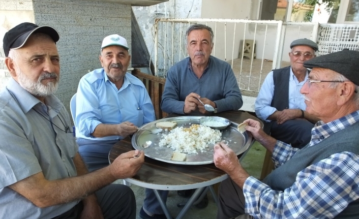 Muhtar bu geleneğini 8 yıldır sürdürüyor
