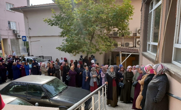 Okul hizmetlisi alımında uzun kuyruklar oluştu