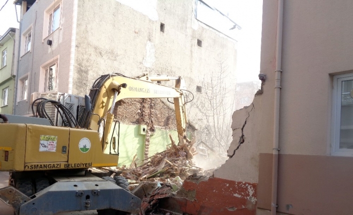 Osmangazi metruk binalardan temizleniyor