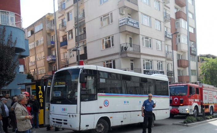 Otobüsün altında kalan yaşlı adam metrelerce sürüklendi