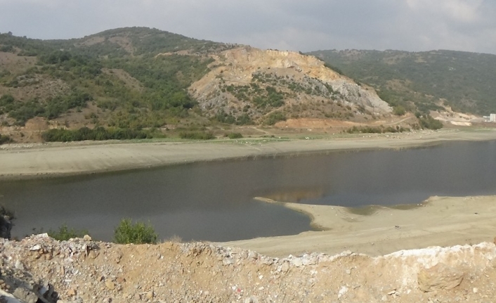 Baraj suyu çekildi, eski köprü gün yüzüne çıktı