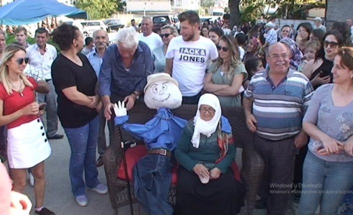(Özel) Ölen eşinin kuklasını yaparak, birlikte gelin arabasının önünü kesti