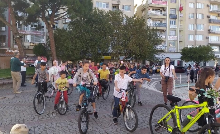 Süslü Kadınlar Bisiklet Turu Bergama’da renkli görüntülere sahne oldu