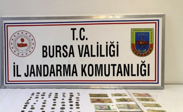 Tarihi eser satıcısına suçüstü: 133 sikke ile 22 adet kağıt para ele geçirildi