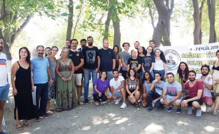 Tiyatrocular Burhaniye’de buluştu