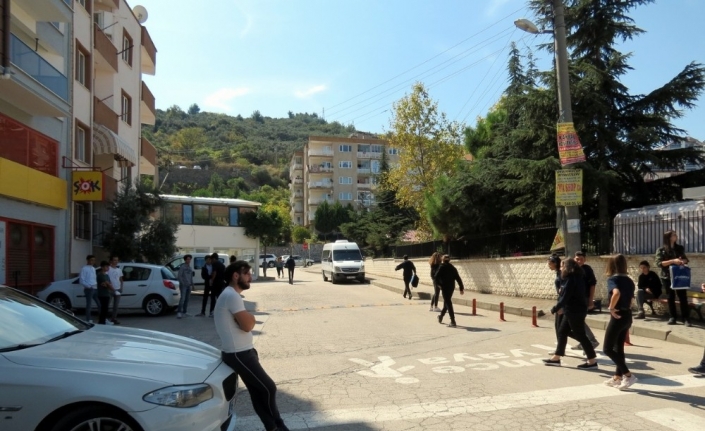 Veliler okul önüne kasis istiyor