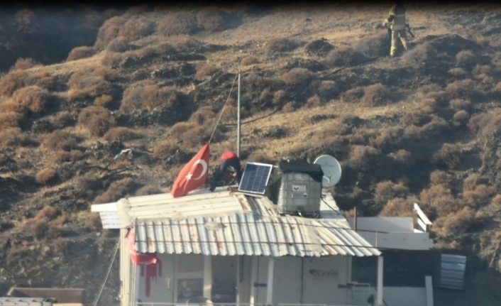 Yangında eşyalarını bıraktı, Türk bayrağını kurtardı