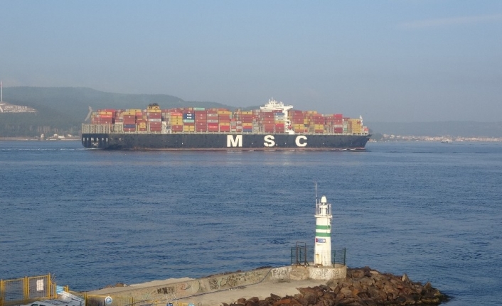 366 metrelik dev konteyner gemisi Çanakkale Boğazı’ndan geçti