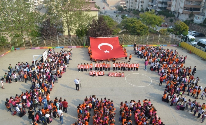 750 öğrenci aynı anda Mehmetçiğe selam gönderdi