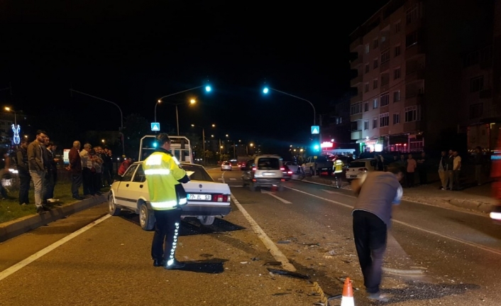 Alkollü sürücü kırmızı ışıkta bekleyen otomobile çarptı