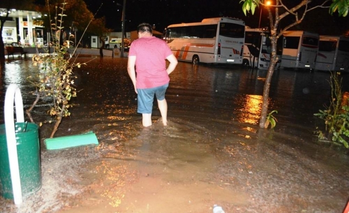 Ayvalık 45 dakika etkili olan sağanak yağmur ve fırtınaya teslim oldu