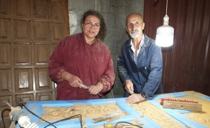 Balıkesir’de eski kapılar sanat eserine dönüşüyor