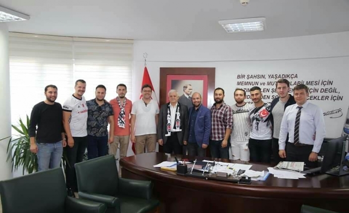 Beşiktaşlı taraftarlar belediye başkanını ziyaret etti