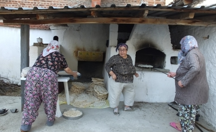 Burhaniye’de kadınların fırında yufka imecesi