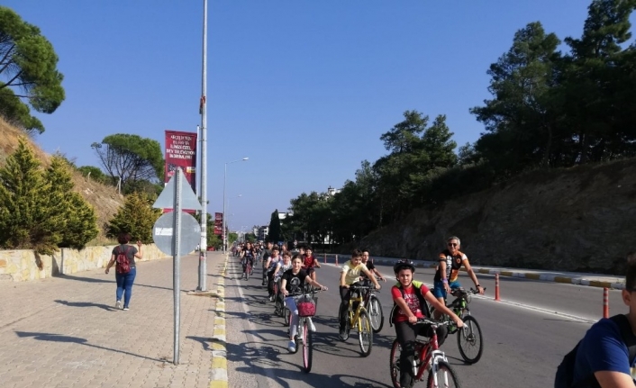 Burhaniyeli öğrenciler obeziteye dikkat çekmek için pedal çevirdi