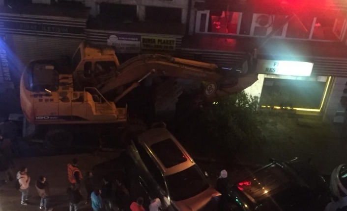 Bursa’da freni boşalan iş makinesi dehşet saçtı