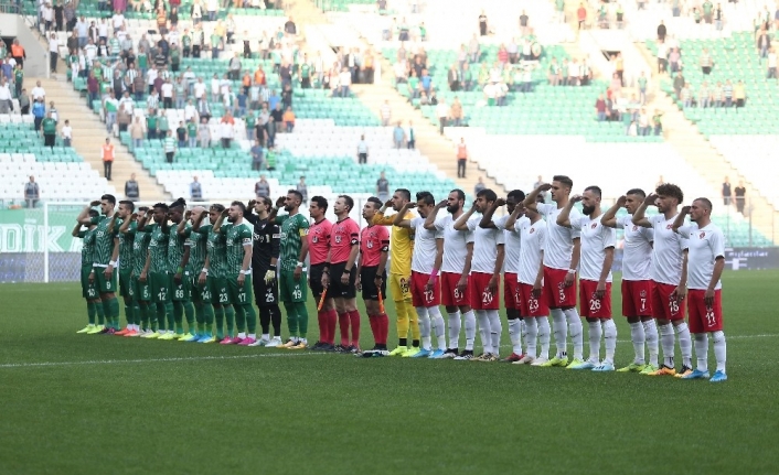 Bursaspor ve Ümraniyesporlu oyunculardan asker selamı