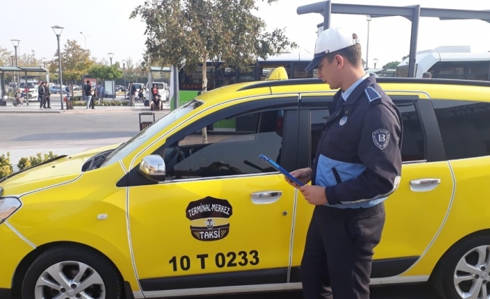 Büyükşehir servis araçları ve taksileri denetledi