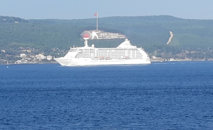 Dev kruvaziyer, Çanakkale Boğazı’ndan geçti