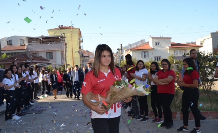 Dünya şampiyonu Habibe, okulunda coşku ile karşılandı