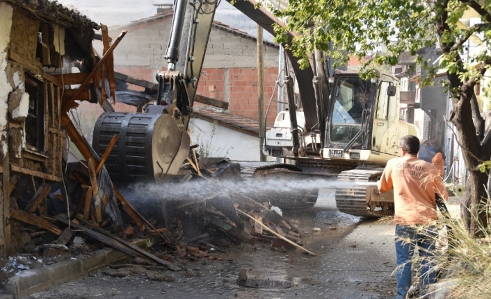 Gemlik Belediyesi’nden metruk bina temizliği