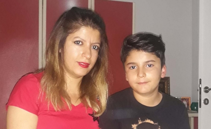 Gururlandıran hareket: 11 yaşındaki çocuk Türk bayrağını yerde bırakmadı
