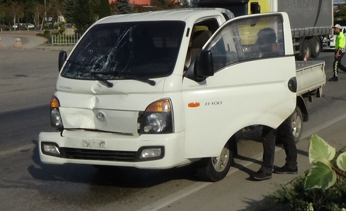 Hamile kadın ana yoldan geçmek isterken canından oldu