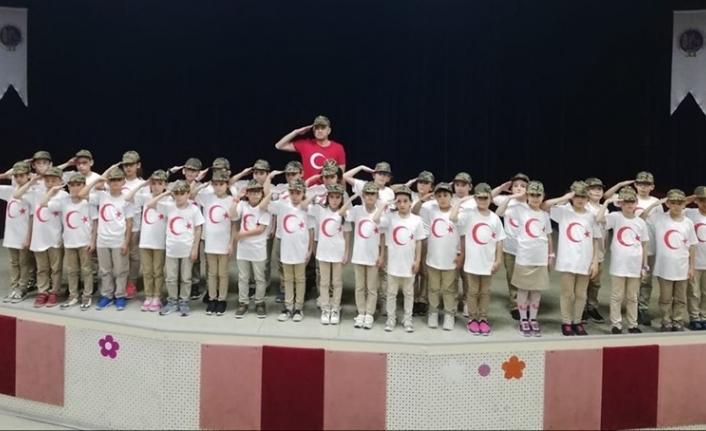 İlkokul öğrencilerinden Mehmetçiğe ’Bayrak’ şiiri