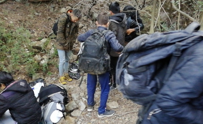 İzmir’de 87 düzensiz göçmen yakalandı