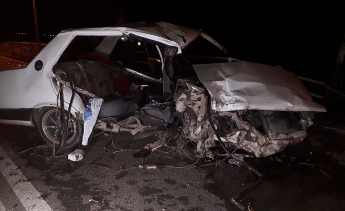 İzmir’de otomobil korkuluklara çarptı: 2 ölü, 1 ağır yaralı