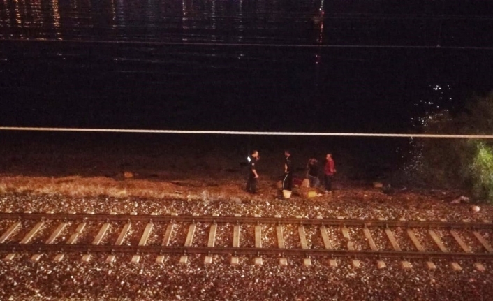 İzmir’de trenin çarptığı vatandaş hayatını kaybetti