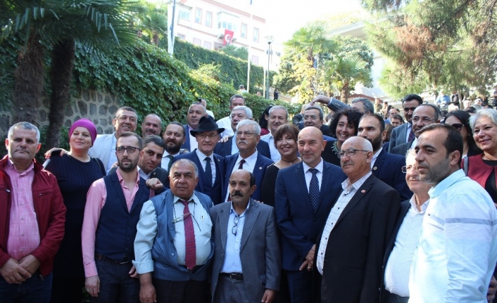 İzmir’in ‘duvarları olmayan’ dijital kütüphanesi açıldı
